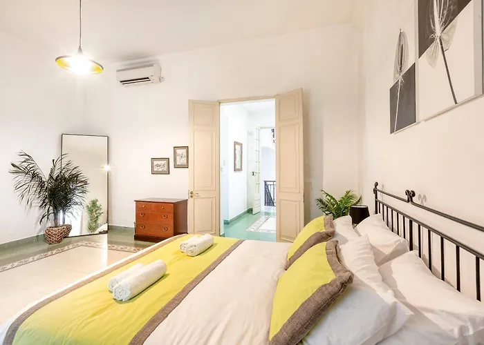 Enormous Luxury 3-Storey Townhouse, Rooftop Egas1-1