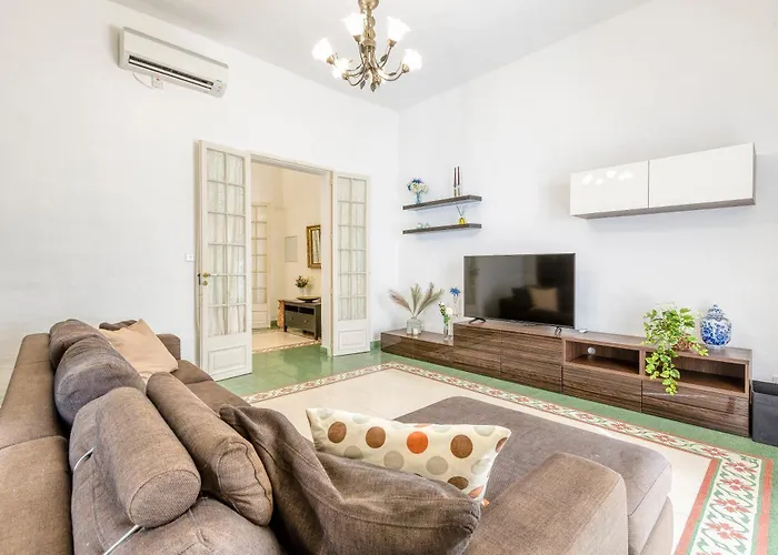 Enormous Luxury 3-Storey Townhouse, Rooftop Egas1-1