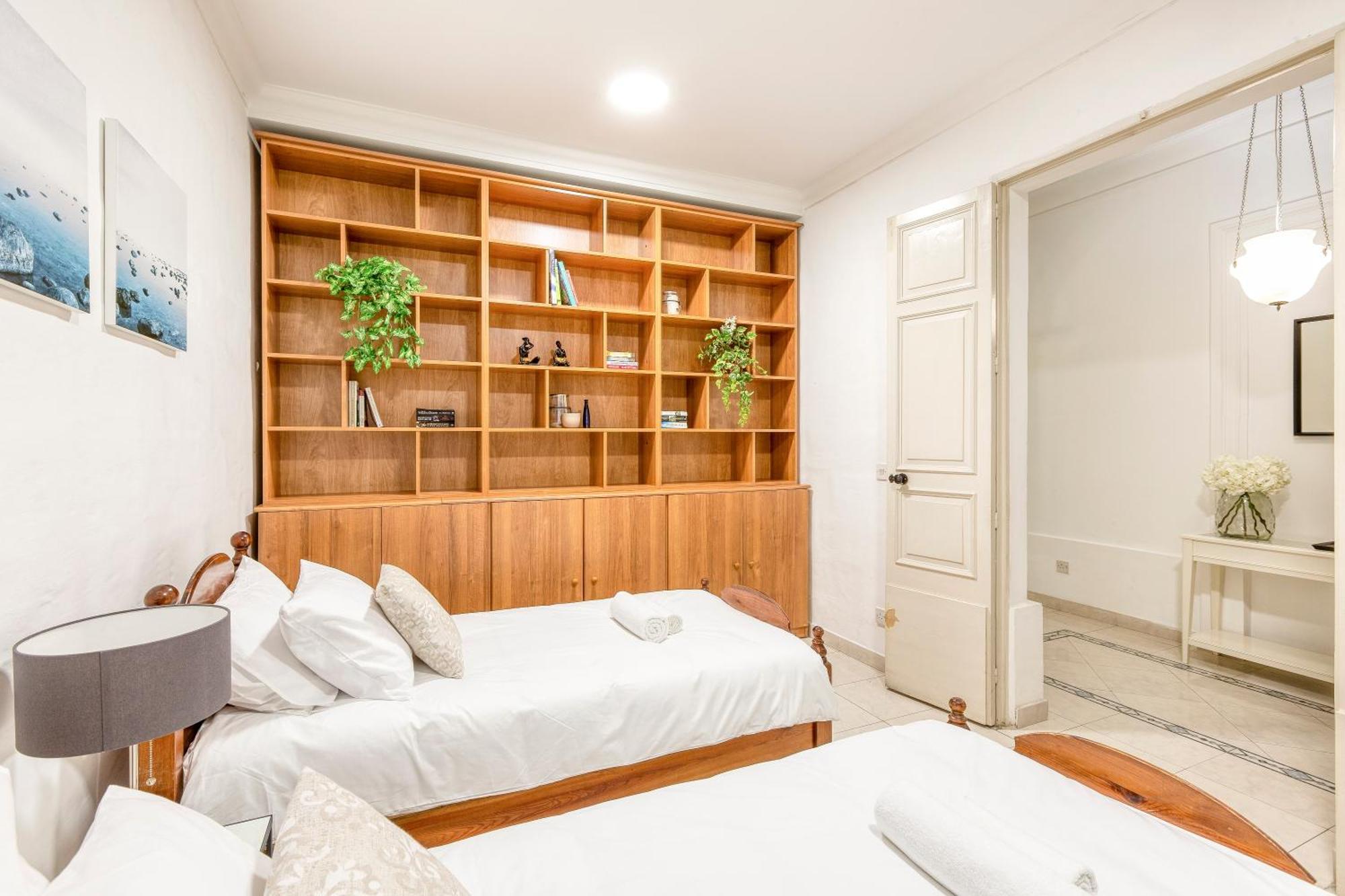 Holiday home Enormous Luxury 3-storey Townhouse, Rooftop Egas1-1 *