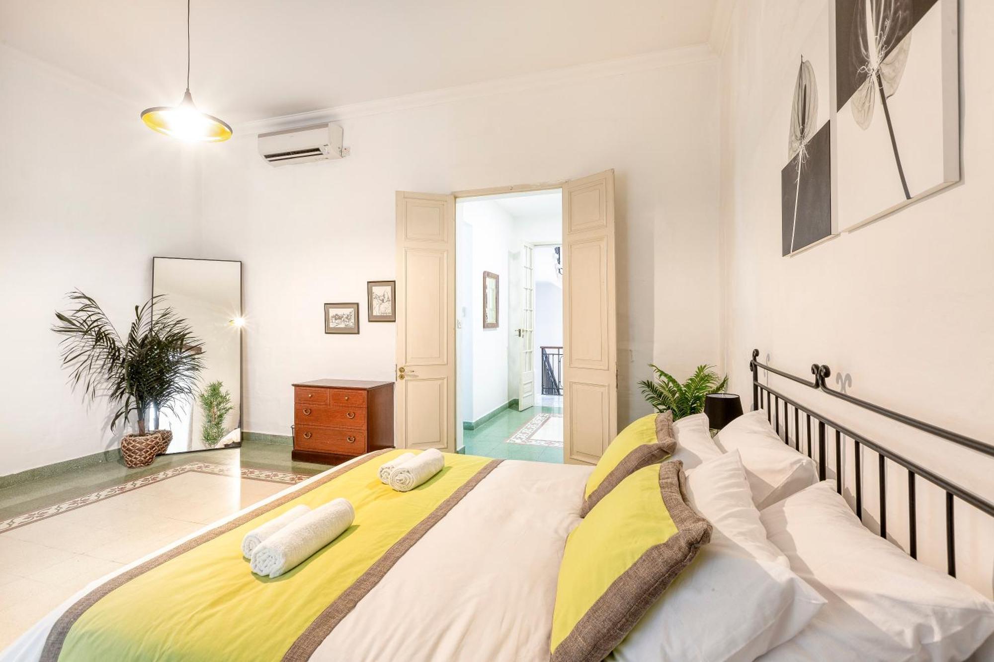 Enormous Luxury 3-storey Townhouse, Rooftop Egas1-1 Holiday home *