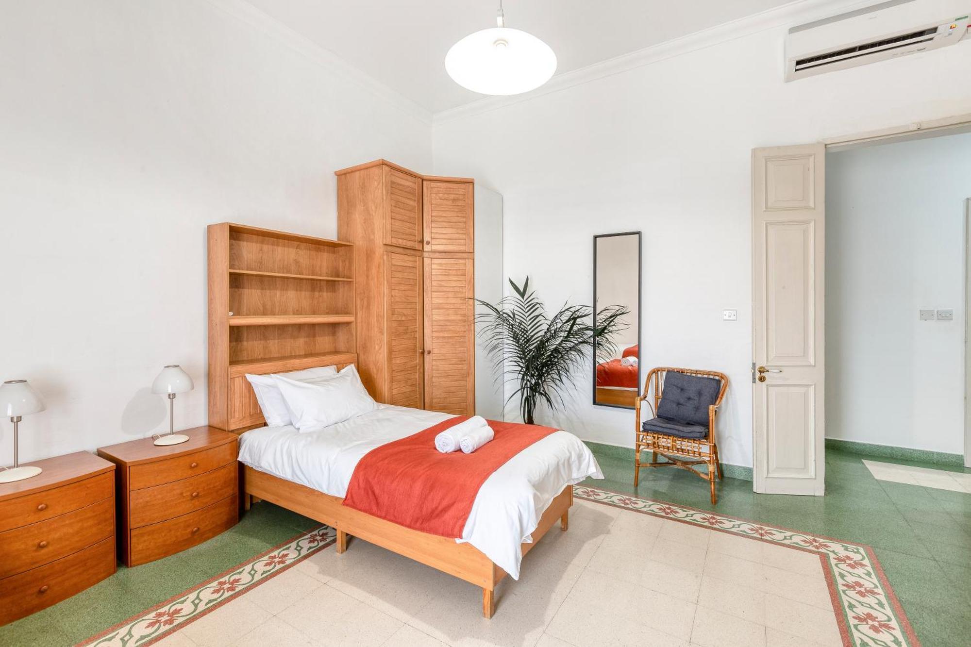 Enormous Luxury 3-storey Townhouse, Rooftop Egas1-1
