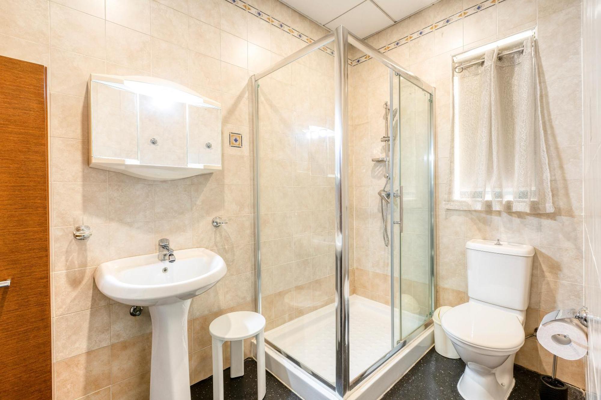 Enormous Luxury 3-storey Townhouse, Rooftop Egas1-1 *