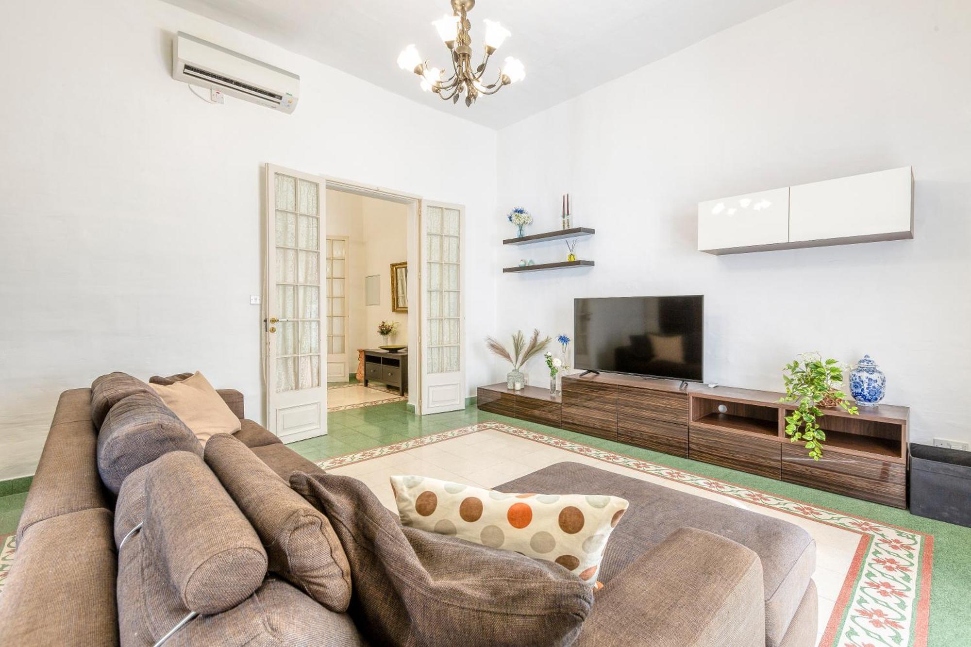 Holiday home Enormous Luxury 3-storey Townhouse, Rooftop Egas1-1