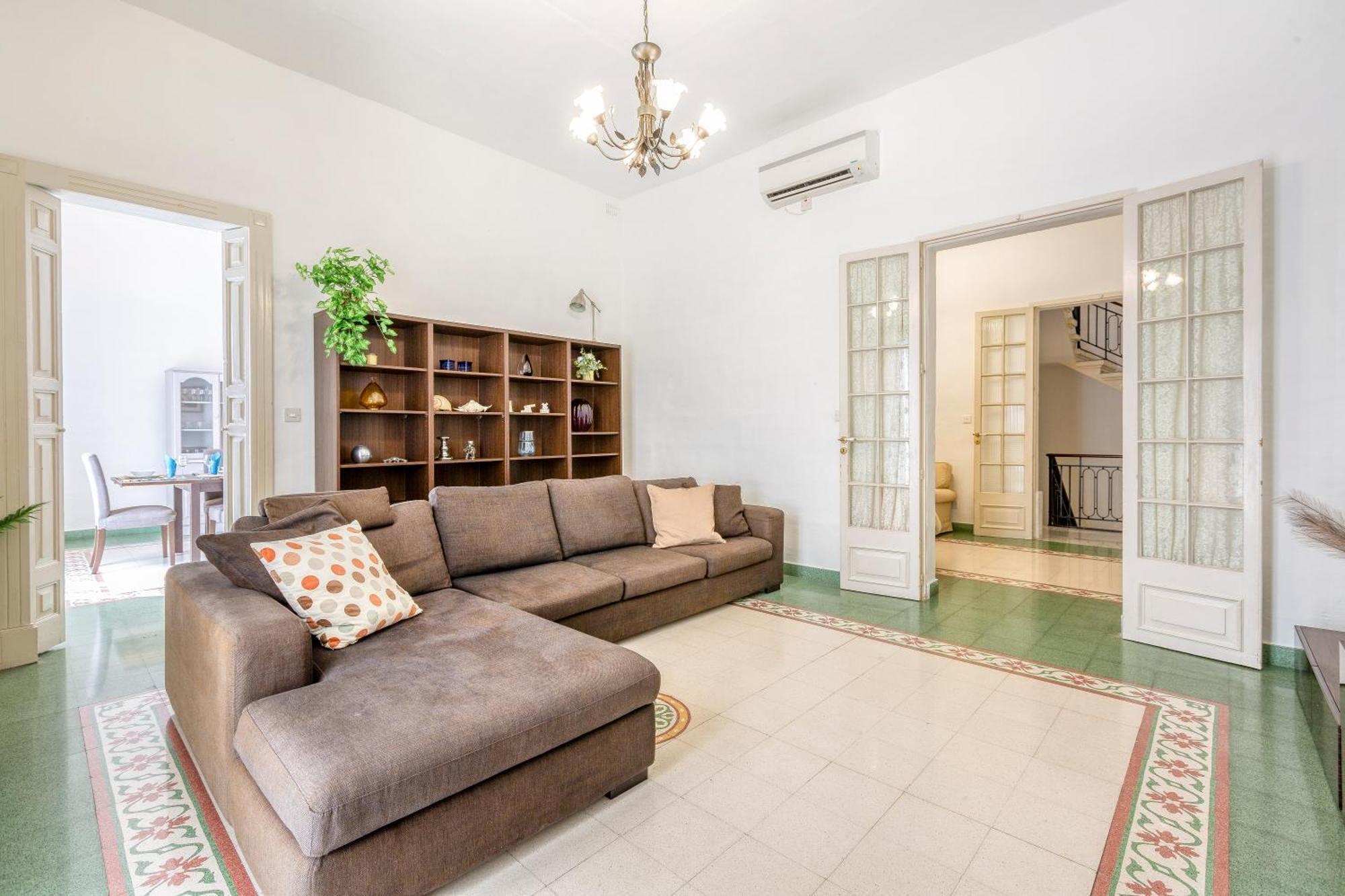 Enormous Luxury 3-storey Townhouse, Rooftop Egas1-1