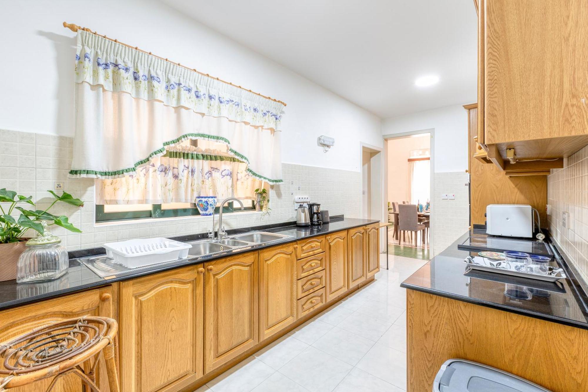 Holiday home Enormous Luxury 3-storey Townhouse, Rooftop Egas1-1