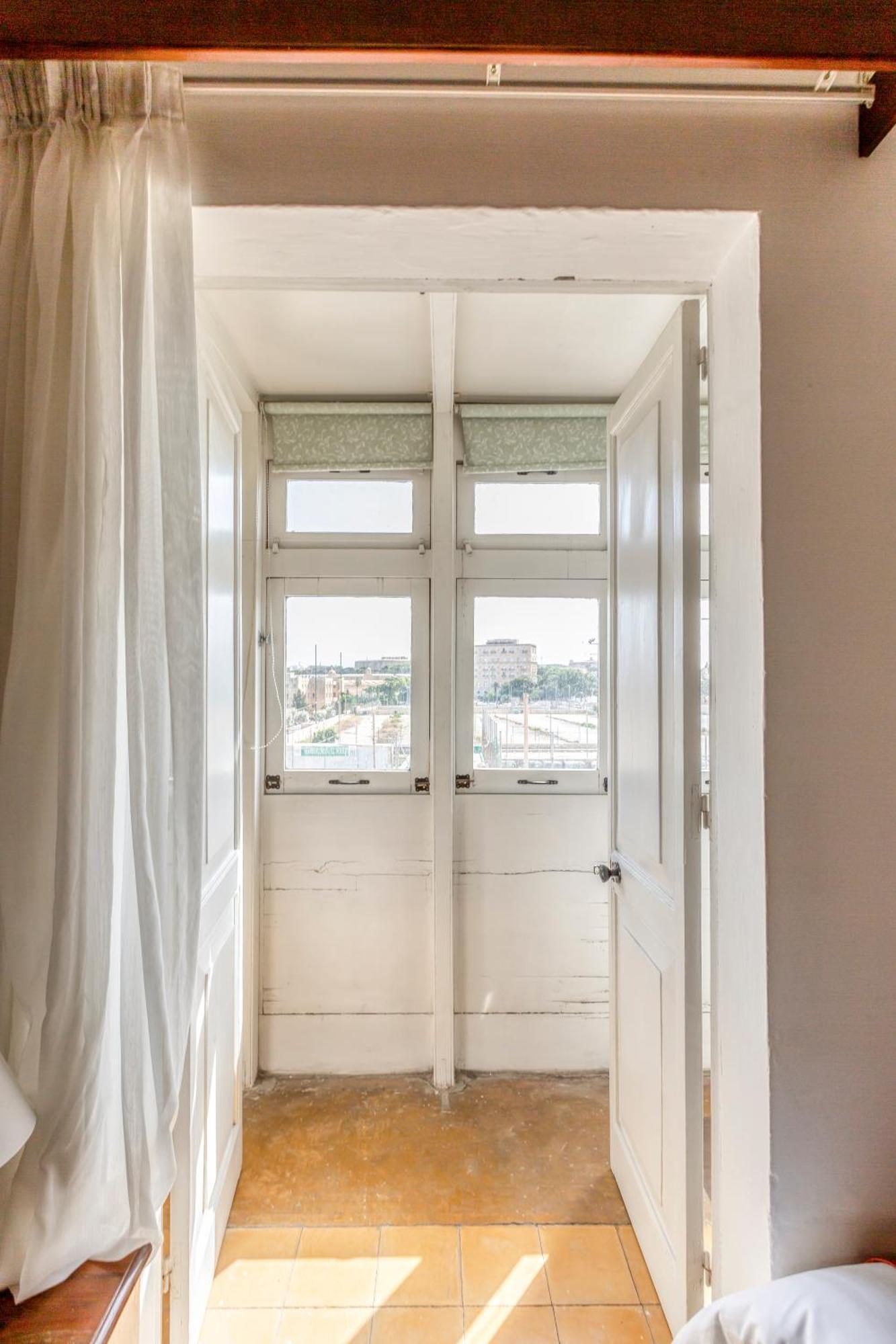 Enormous Luxury 3-storey Townhouse, Rooftop Egas1-1 Floriana