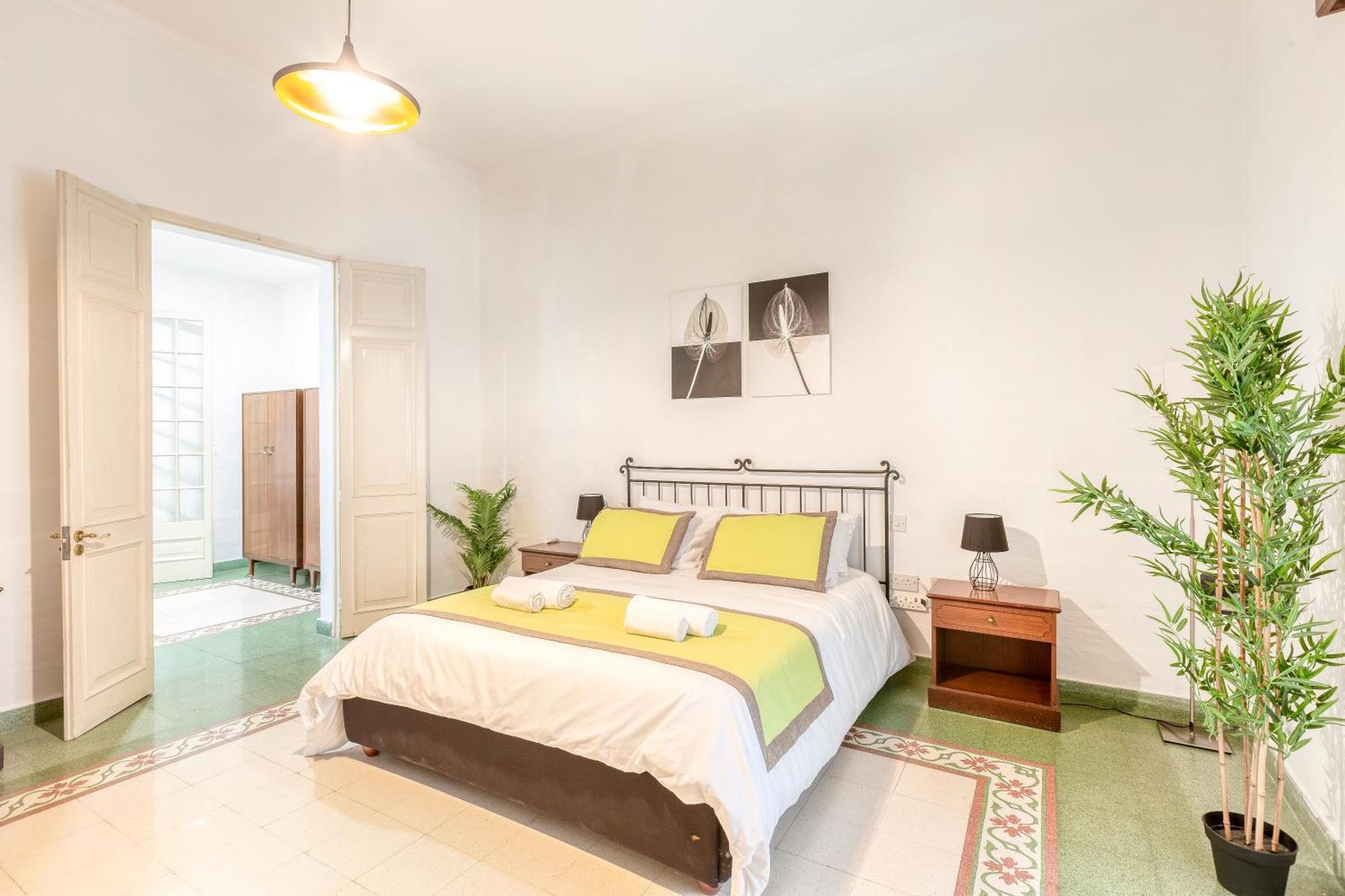Enormous Luxury 3-storey Townhouse, Rooftop Egas1-1 *