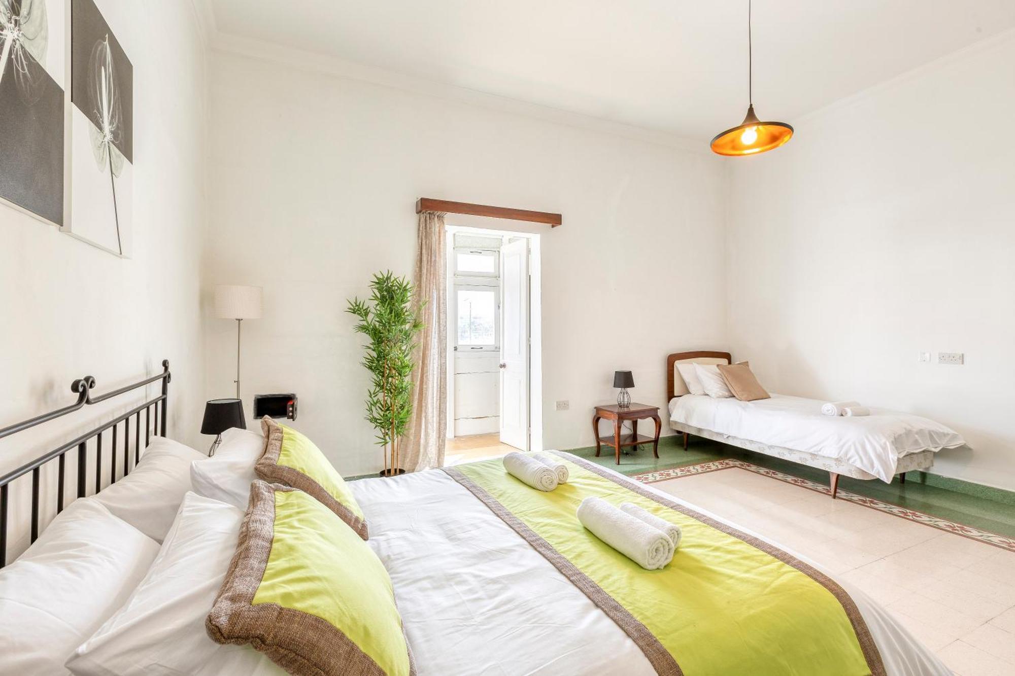 Holiday home Enormous Luxury 3-storey Townhouse, Rooftop Egas1-1