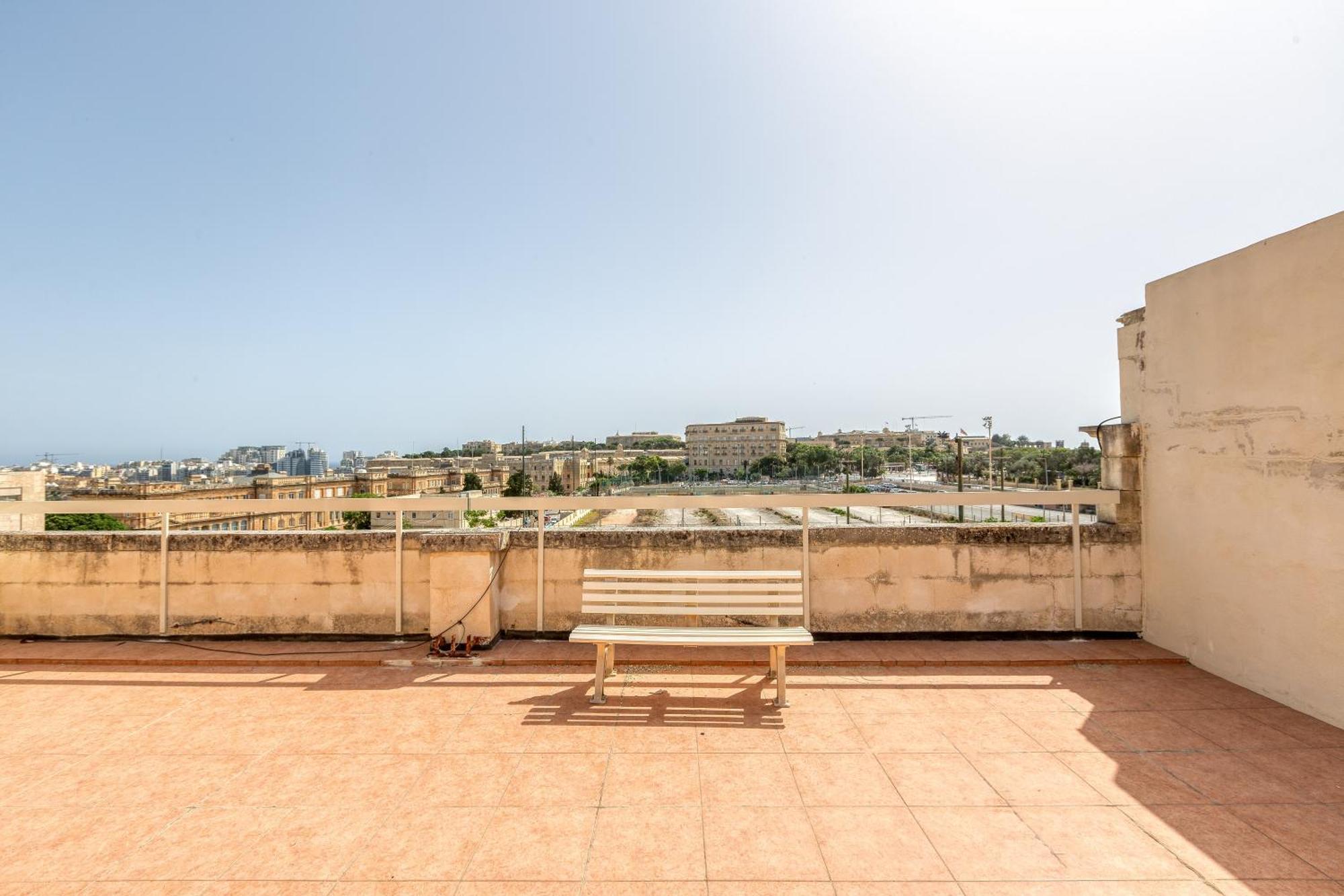 Nyaraló Enormous Luxury 3-storey Townhouse, Rooftop Egas1-1 *