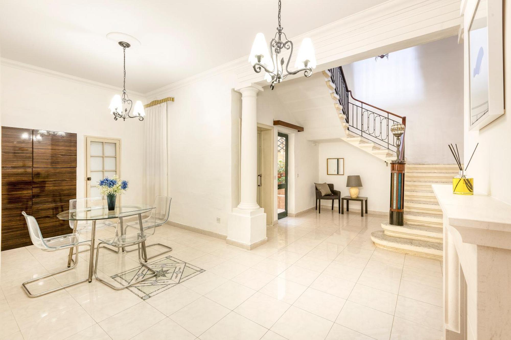Enormous Luxury 3-storey Townhouse, Rooftop Egas1-1 Nyaraló