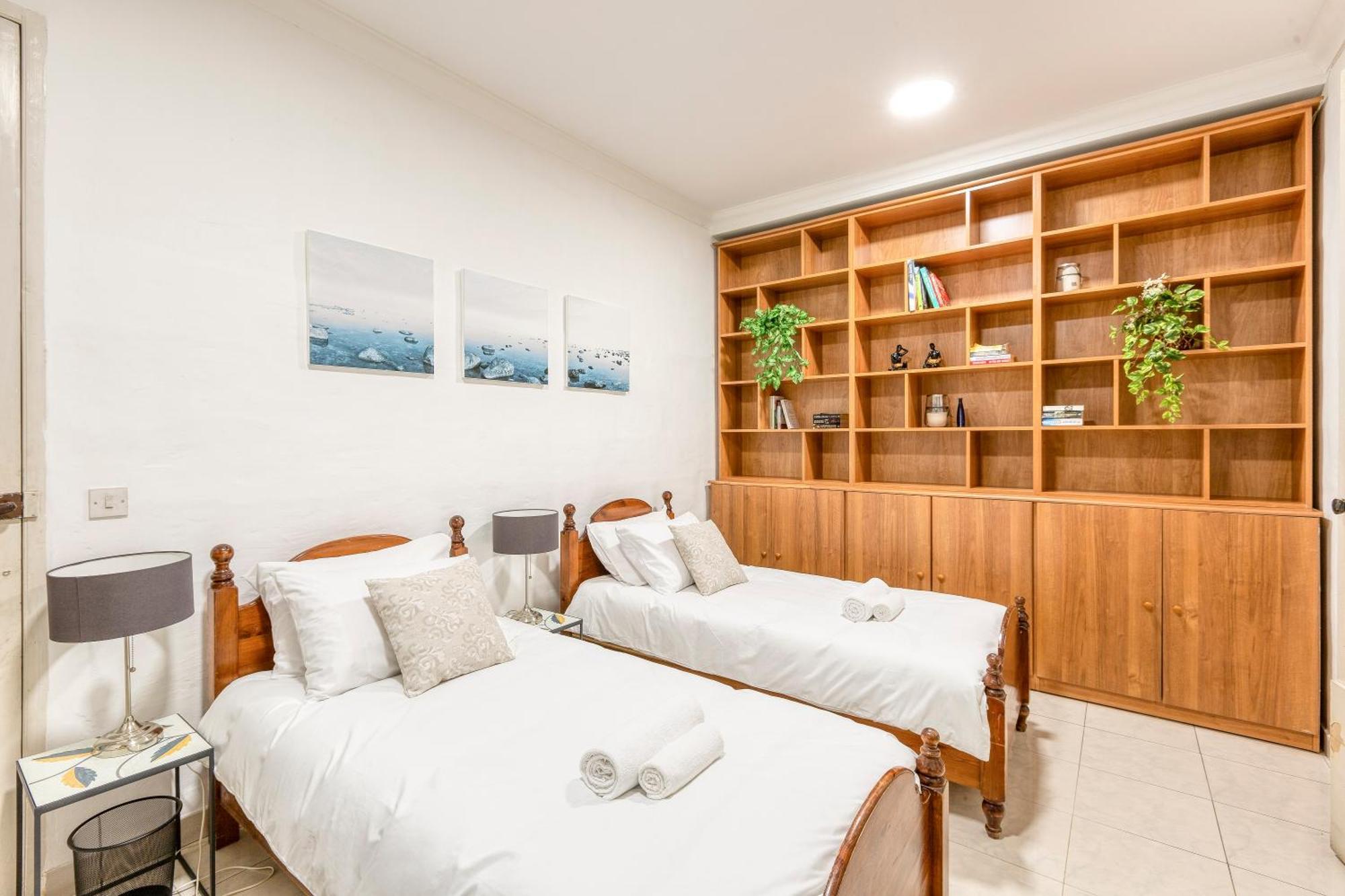 Holiday home Enormous Luxury 3-storey Townhouse, Rooftop Egas1-1 *