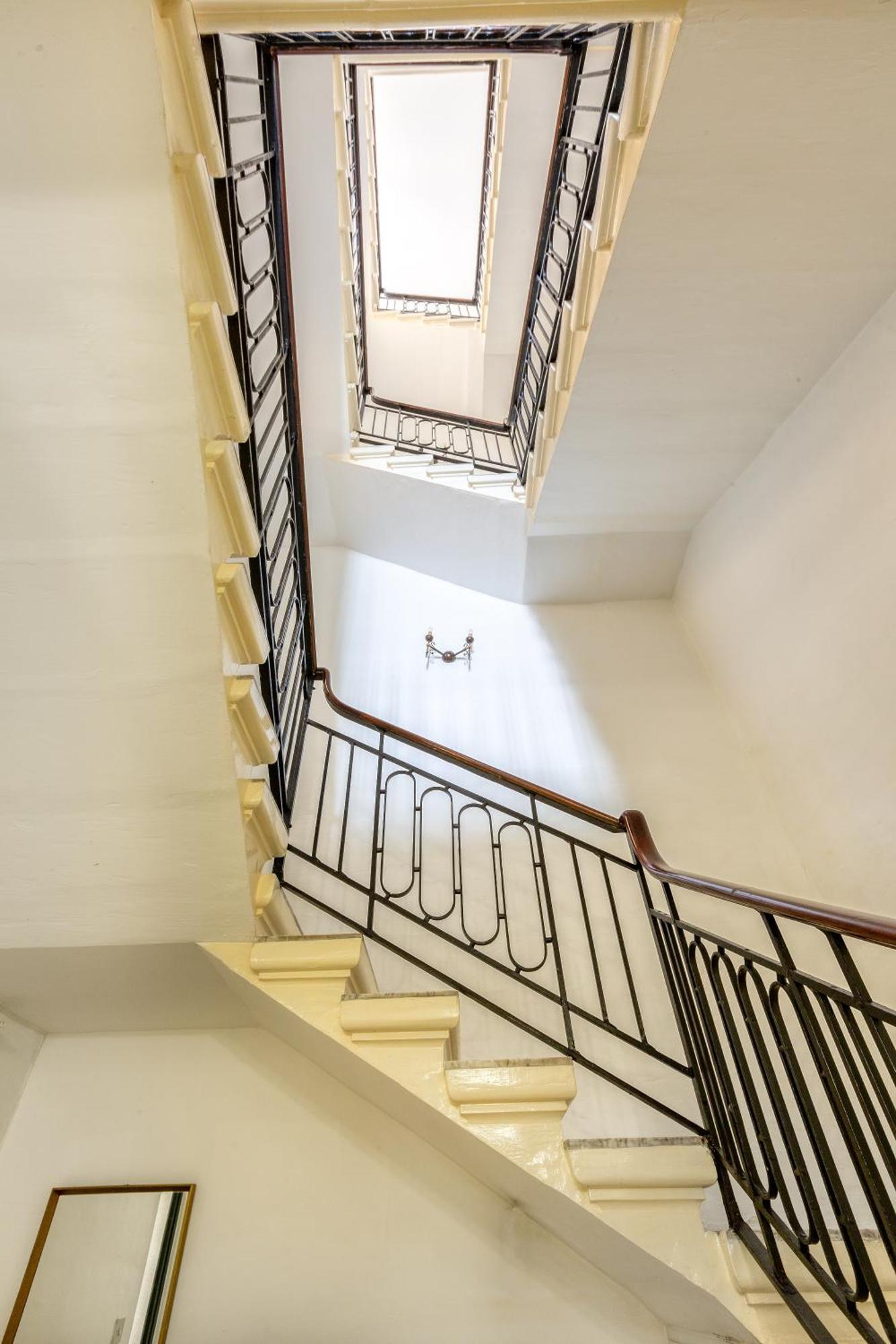 Enormous Luxury 3-storey Townhouse, Rooftop Egas1-1