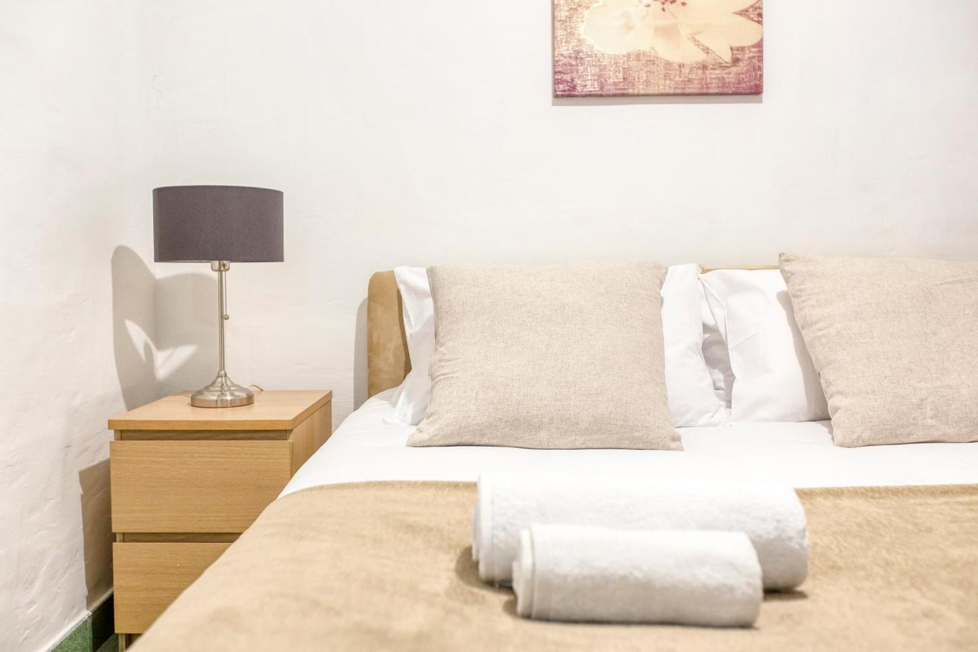 Enormous Luxury 3-storey Townhouse, Rooftop Egas1-1 Holiday home *