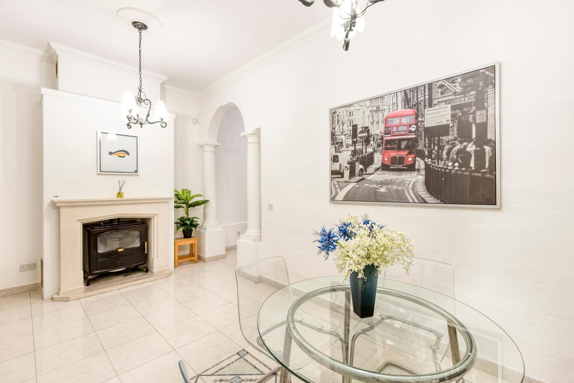 Enormous Luxury 3-storey Townhouse, Rooftop Egas1-1 Nyaraló