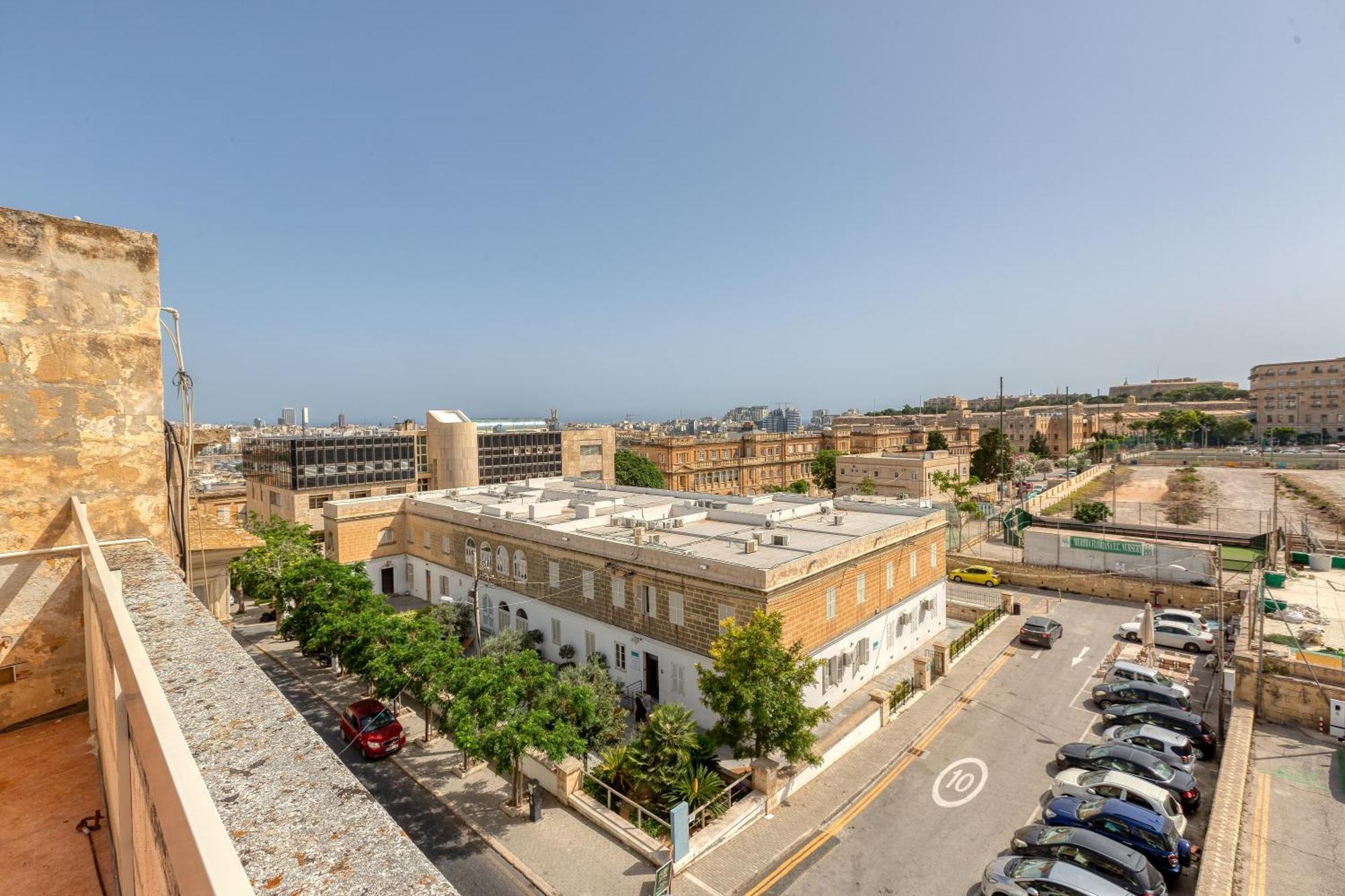 Enormous Luxury 3-storey Townhouse, Rooftop Egas1-1 *