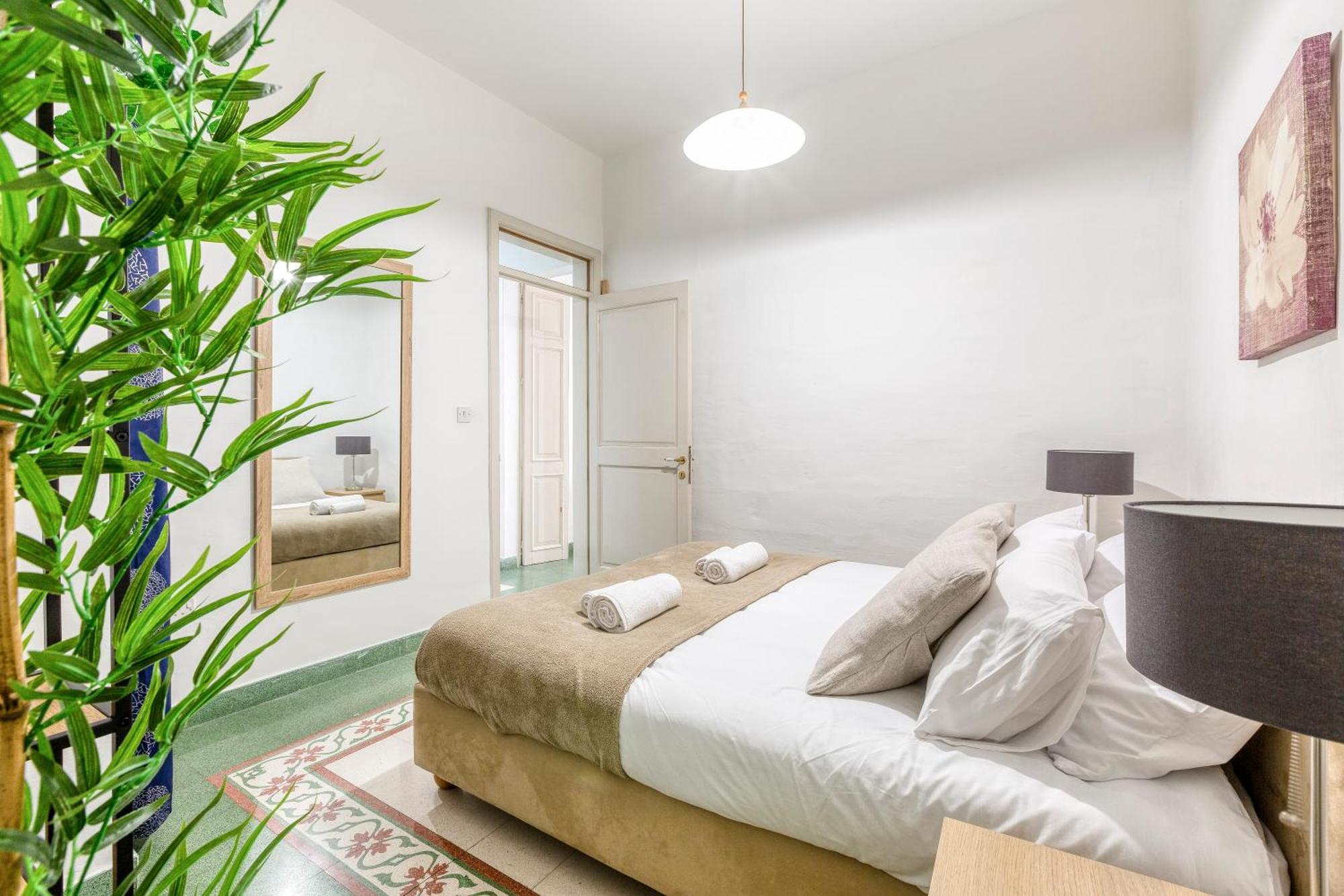 Holiday home Enormous Luxury 3-storey Townhouse, Rooftop Egas1-1