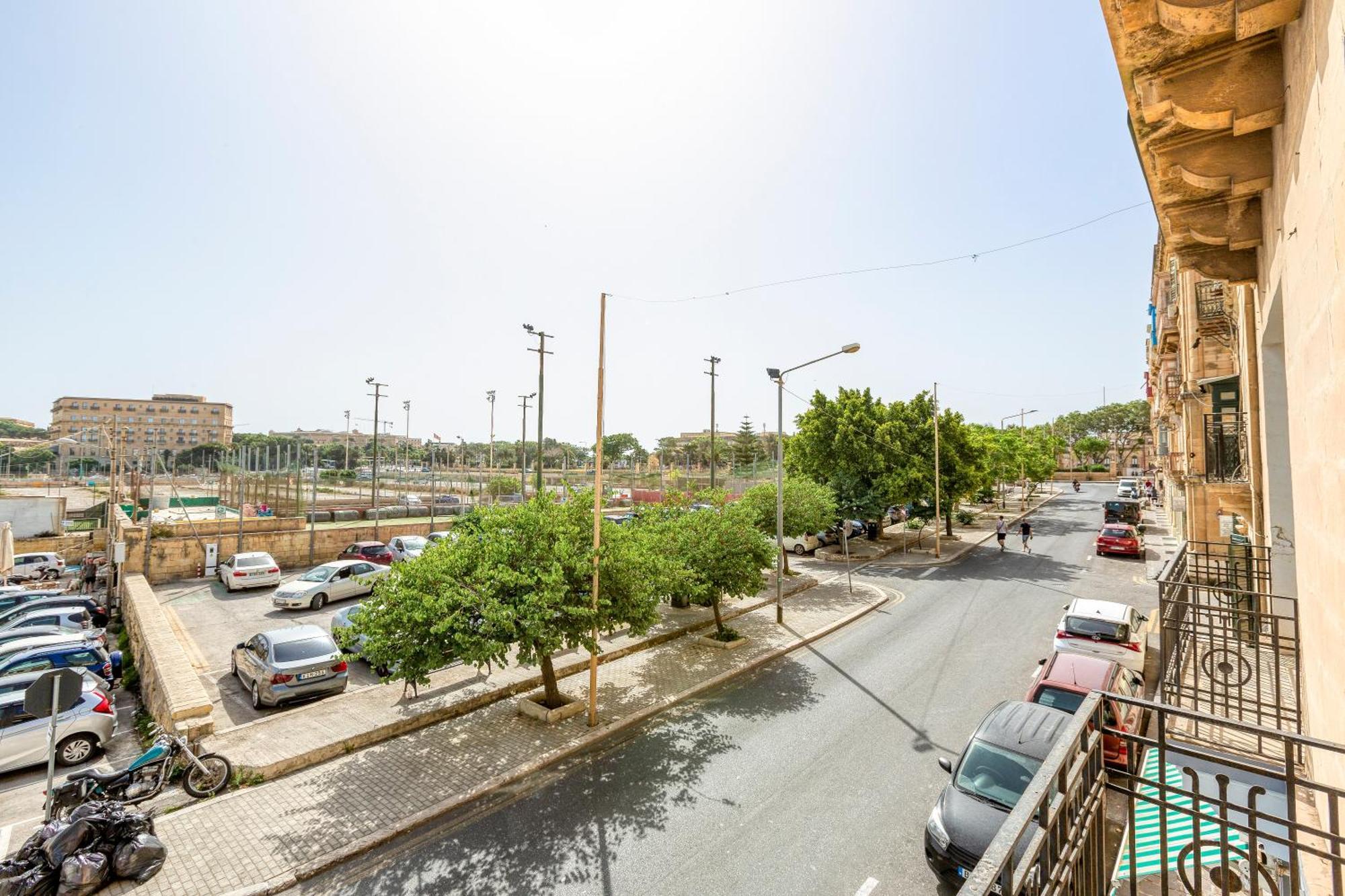 Enormous Luxury 3-storey Townhouse, Rooftop Egas1-1 Floriana
